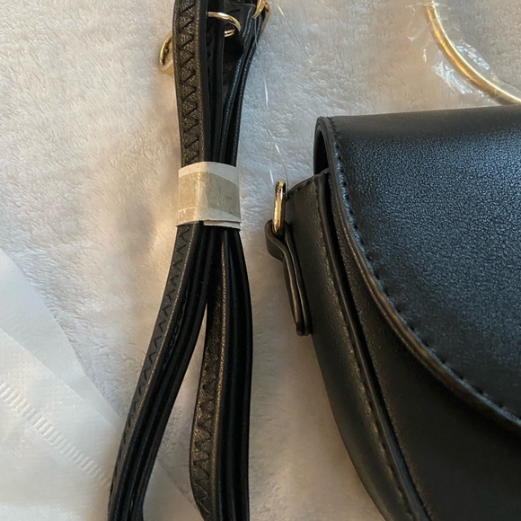 Chic Black Vegan Leather Bag with Gold Accents - Picture 5 of 6